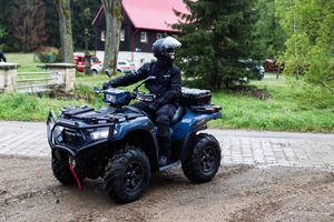 policjant na quadzie
