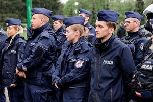 policjantki i policjanci podczas apelu