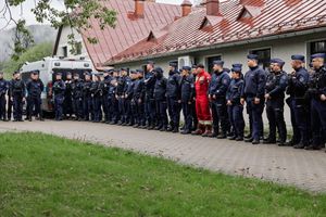 służby podczas odprawy