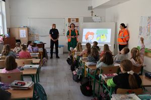 Policjanci wspólnie z przedstawicielkami GDDKiA uczyli dzieci bezpiecznych zachowań na drodze