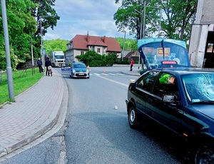 policjanci na miejscu wypadku podejmują czynności na drodze