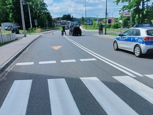 pasy za nimi radiowóz i samochód który potrącił mężczyznę