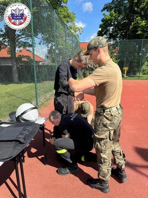 uczniowie klas mundurowych szykują się do zajęć