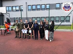 zwycięzcy zawodów z organizatorami na wspólnym zdjęciu
