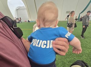 bobas w koszulce z napisem policja