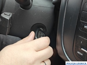 ręka trzymająca kluczyk w stacyjne samochodu