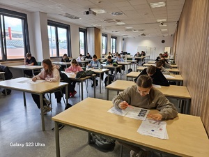 młodzież pisze test wiedzy w klasie