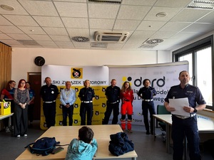 organizatorzy finału turnieju bezpieczeństwa w ruchu drogowym, przemawia policjant