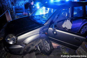 srebrny nissan  z rozbitą maską