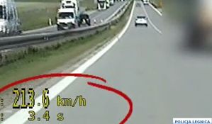 wskaźnik na kamerze z monitoringu przedstawiające wynik 213,5 kilometrów na godzinę