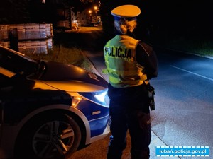 policjantka przy radiowozie