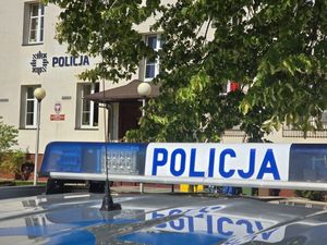napis policja na górnej sygnalizacji świetlnej radiowozu