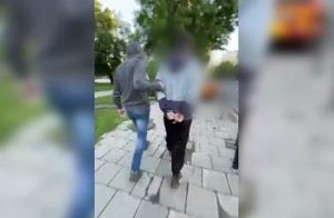 Wrocławscy policjanci zatrzymali mężczyznę, który pluł na kobiety