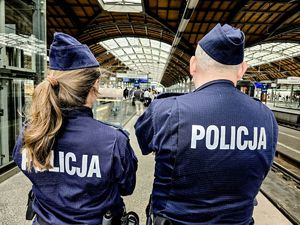 policjanci zabezpieczają mecz