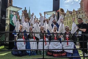 policjanci zabezpieczają mecz