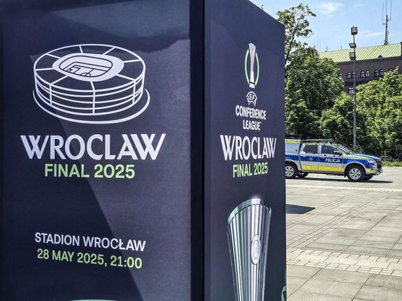 policjanci zabezpieczają mecz