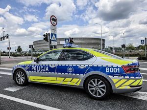policjanci zabezpieczają mecz
