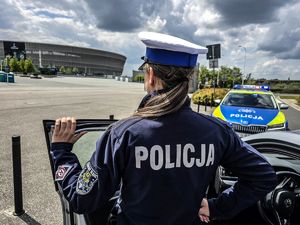 policjanci zabezpieczają mecz