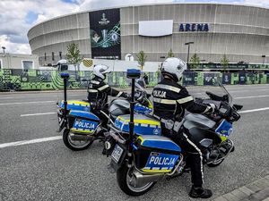 policjanci zabezpieczają mecz