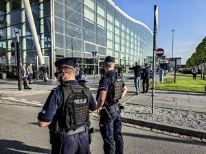 policjanci zabezpieczają mecz