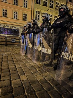 policjanci zabezpieczają mecz