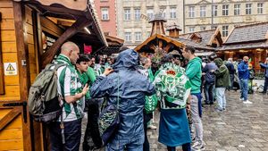 policjanci zabezpieczają mecz