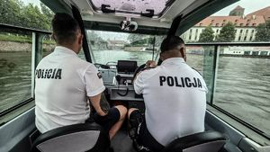policjanci zabezpieczają mecz