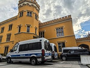 policjanci zabezpieczają mecz