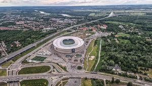 policjanci zabezpieczają mecz