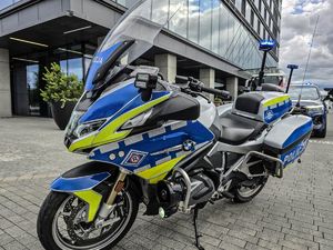 policjanci zabezpieczają mecz