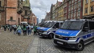 policjanci zabezpieczają mecz