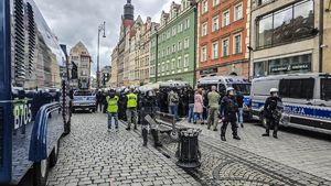 policjanci zabezpieczają mecz