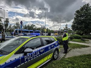 policjanci zabezpieczają mecz