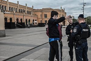 policjanci zabezpieczają mecz