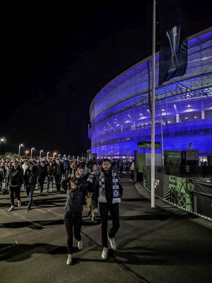 policjanci zabezpieczają mecz