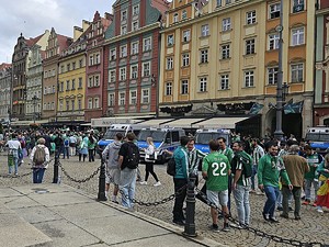 policjanci zabezpieczają mecz