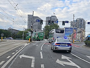 policjanci zabezpieczają mecz