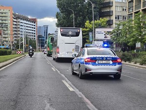 policjanci zabezpieczają mecz