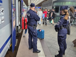 policjanci zabezpieczają mecz