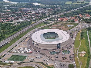 policjanci zabezpieczają mecz