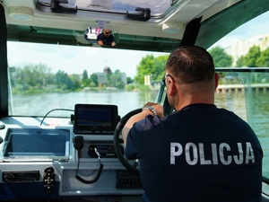 policjanci zabezpieczają mecz