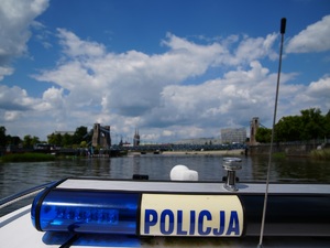 policjanci zabezpieczają mecz