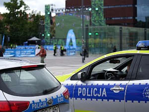 policjanci zabezpieczają mecz