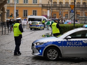 policjanci zabezpieczają mecz