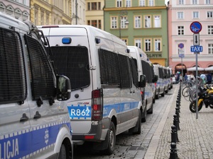policjanci zabezpieczają mecz