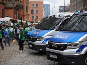 policjanci zabezpieczają mecz