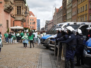 policjanci zabezpieczają mecz