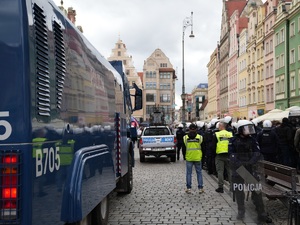 policjanci zabezpieczają mecz