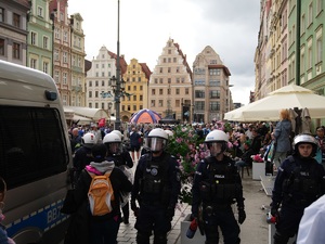 policjanci zabezpieczają mecz
