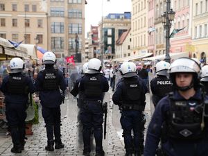 policjanci zabezpieczają mecz